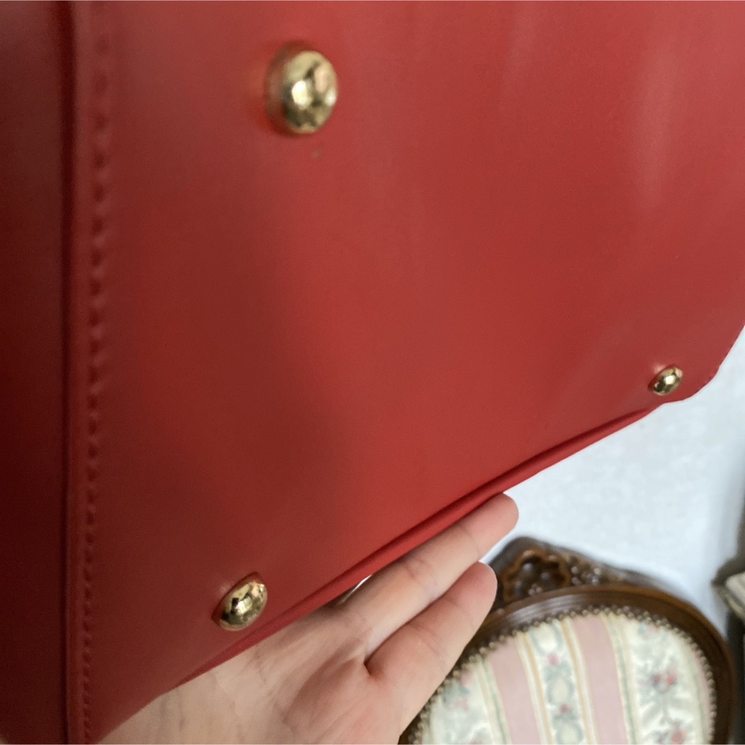 赤い　金具デザイン　ハンドバッグ レディースのバッグ(ハンドバッグ)の商品写真