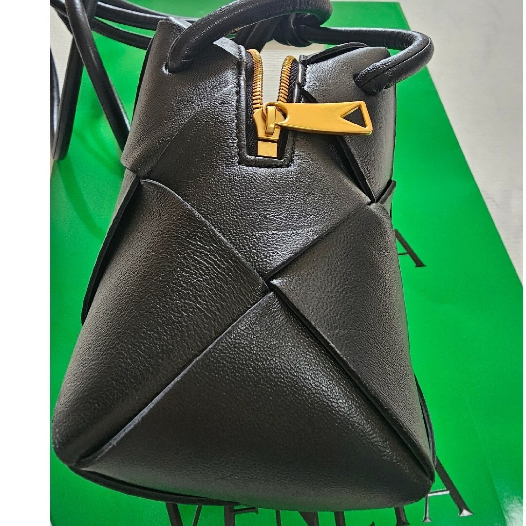 Bottega Veneta(ボッテガヴェネタ)のボッテガべネタ ミニ カセット カメラバック 黒 レディースのバッグ(ショルダーバッグ)の商品写真