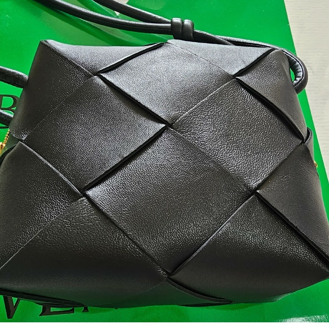 Bottega Veneta(ボッテガヴェネタ)のボッテガべネタ ミニ カセット カメラバック 黒 レディースのバッグ(ショルダーバッグ)の商品写真