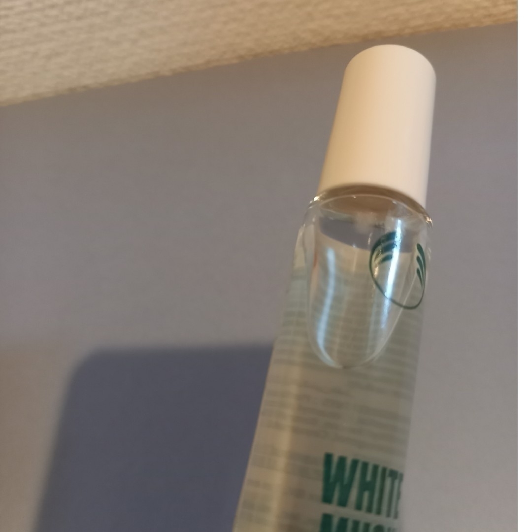 THE BODY SHOP(ザボディショップ)のボディショップ　ホワイトムスク　パフュームオイル　ロールオン　8.5ml コスメ/美容の香水(ユニセックス)の商品写真