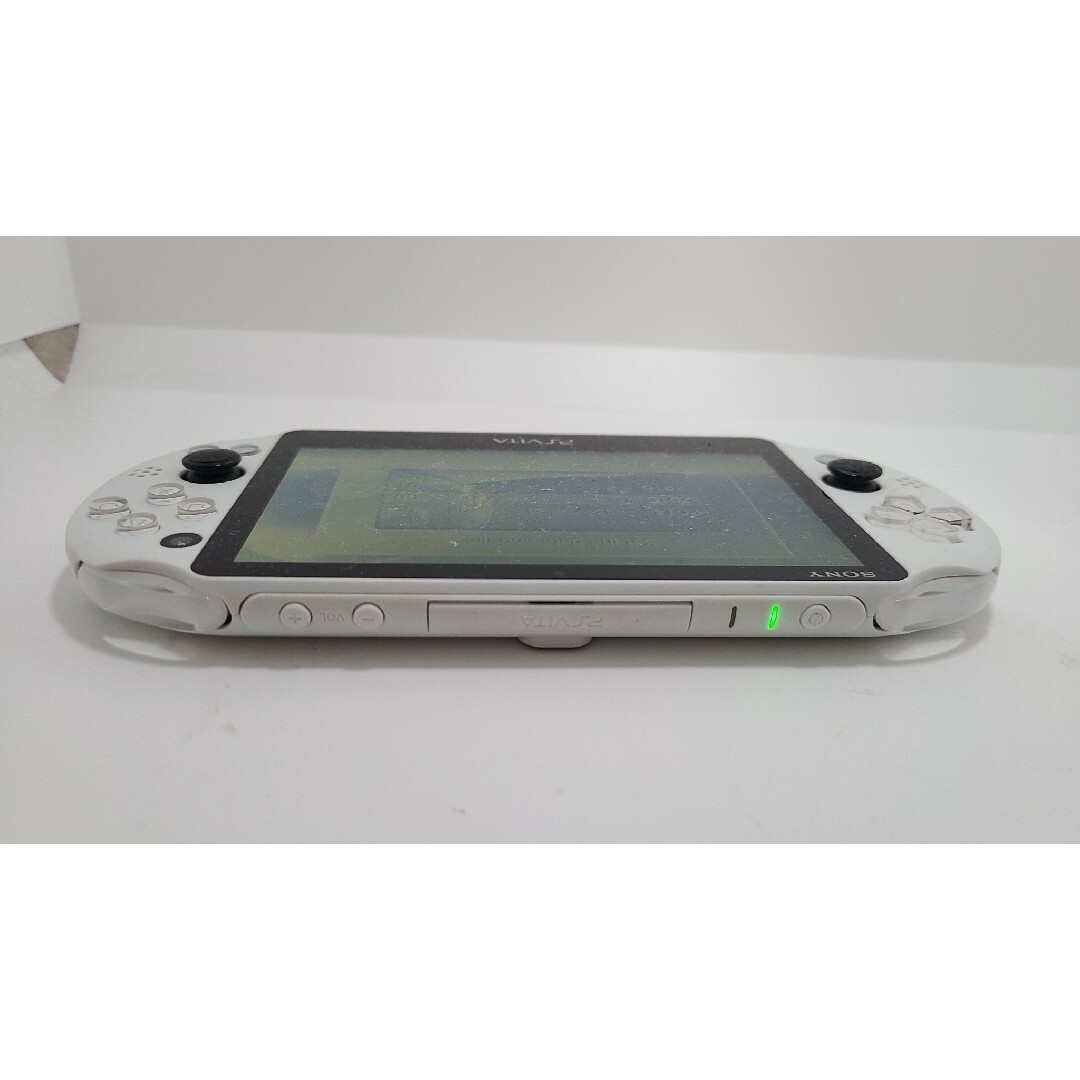 PlayStation Vita(プレイステーションヴィータ)のPlaystation Vita PCH2000 ホワイト エンタメ/ホビーのゲームソフト/ゲーム機本体(携帯用ゲーム機本体)の商品写真