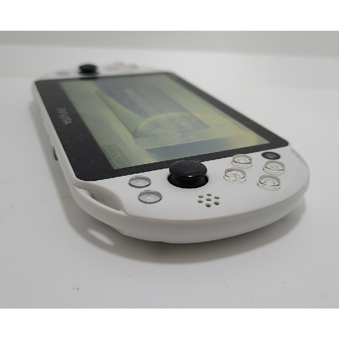 PlayStation Vita(プレイステーションヴィータ)のPlaystation Vita PCH2000 ホワイト エンタメ/ホビーのゲームソフト/ゲーム機本体(携帯用ゲーム機本体)の商品写真