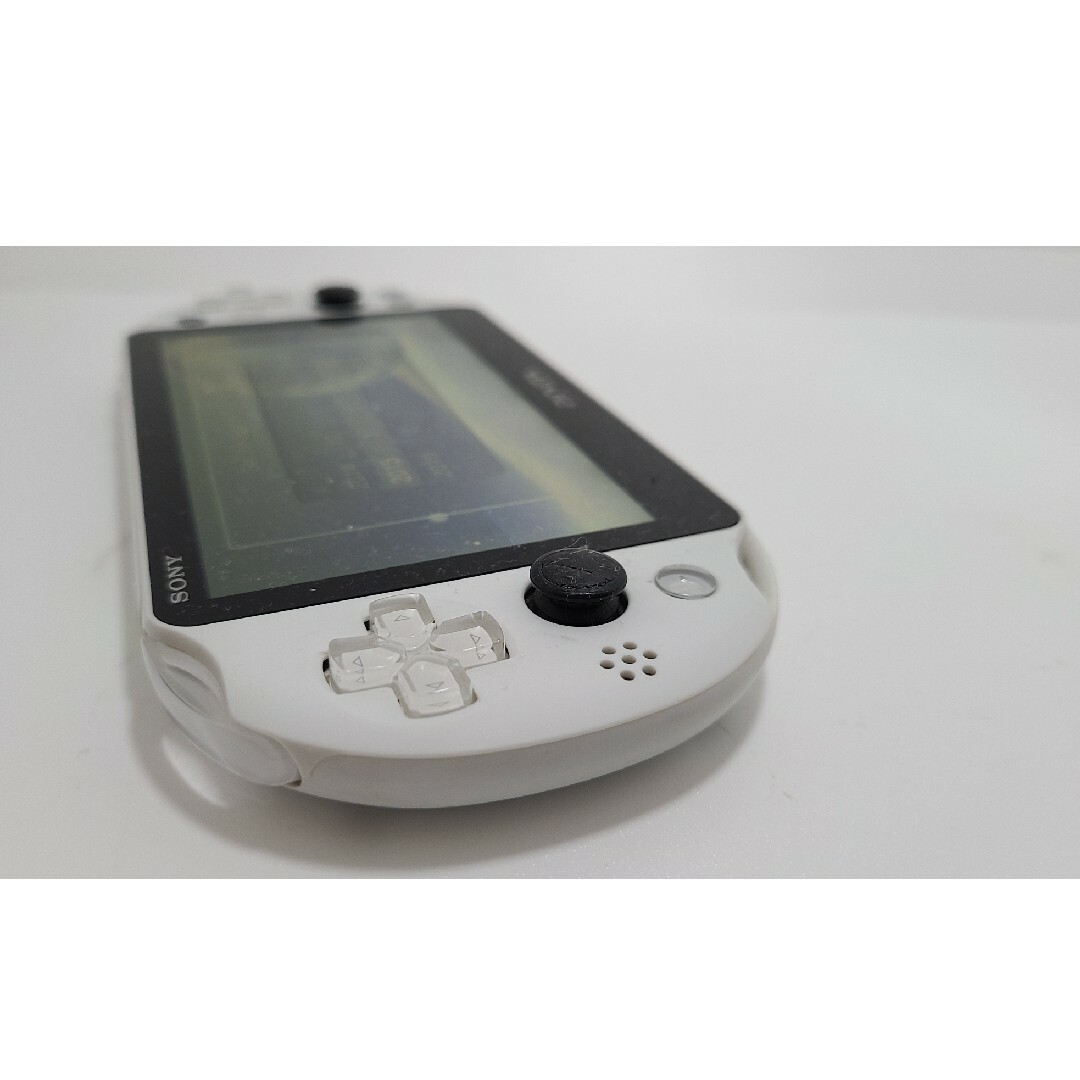 PlayStation Vita(プレイステーションヴィータ)のPlaystation Vita PCH2000 ホワイト エンタメ/ホビーのゲームソフト/ゲーム機本体(携帯用ゲーム機本体)の商品写真