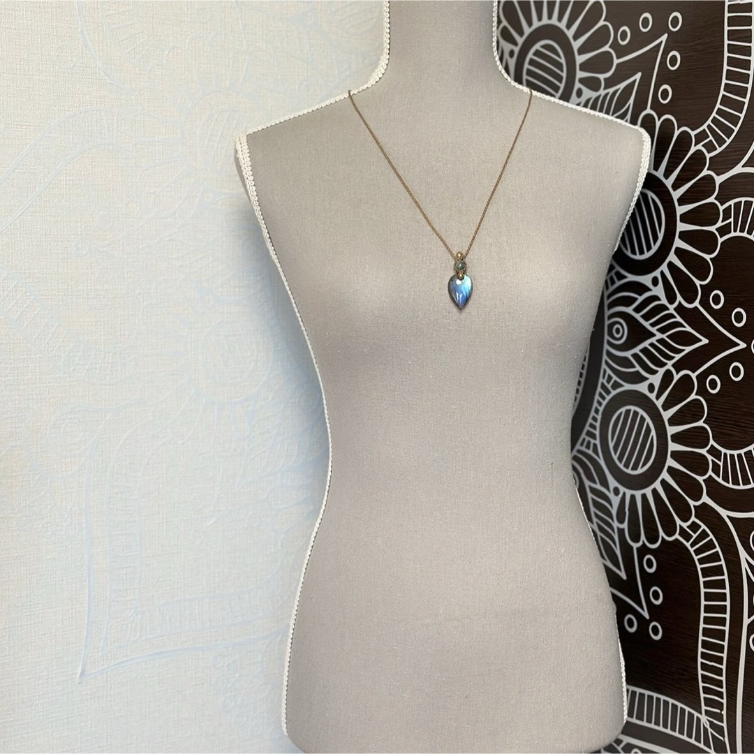 『翠青綺』ラブラドライトドロップとブルーグリーンカイヤナイトのマクラメペンダント ハンドメイドのアクセサリー(ネックレス)の商品写真