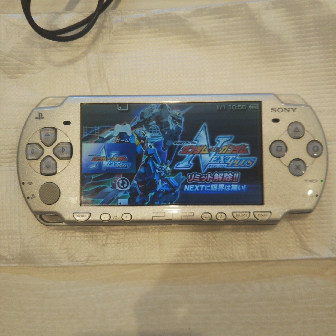 PlayStation Portable(プレイステーションポータブル)の超美品⭐️psp2000本体⭐️シルバー。新品バッテリー、ゲーム、メモリ、充電器 エンタメ/ホビーのゲームソフト/ゲーム機本体(携帯用ゲーム機本体)の商品写真