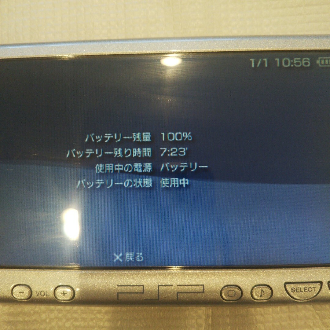 PlayStation Portable(プレイステーションポータブル)の超美品⭐️psp2000本体⭐️シルバー。新品バッテリー、ゲーム、メモリ、充電器 エンタメ/ホビーのゲームソフト/ゲーム機本体(携帯用ゲーム機本体)の商品写真