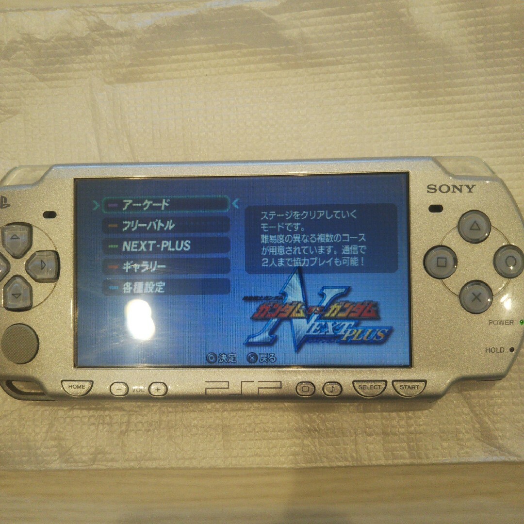 PlayStation Portable(プレイステーションポータブル)の超美品⭐️psp2000本体⭐️シルバー。新品バッテリー、ゲーム、メモリ、充電器 エンタメ/ホビーのゲームソフト/ゲーム機本体(携帯用ゲーム機本体)の商品写真