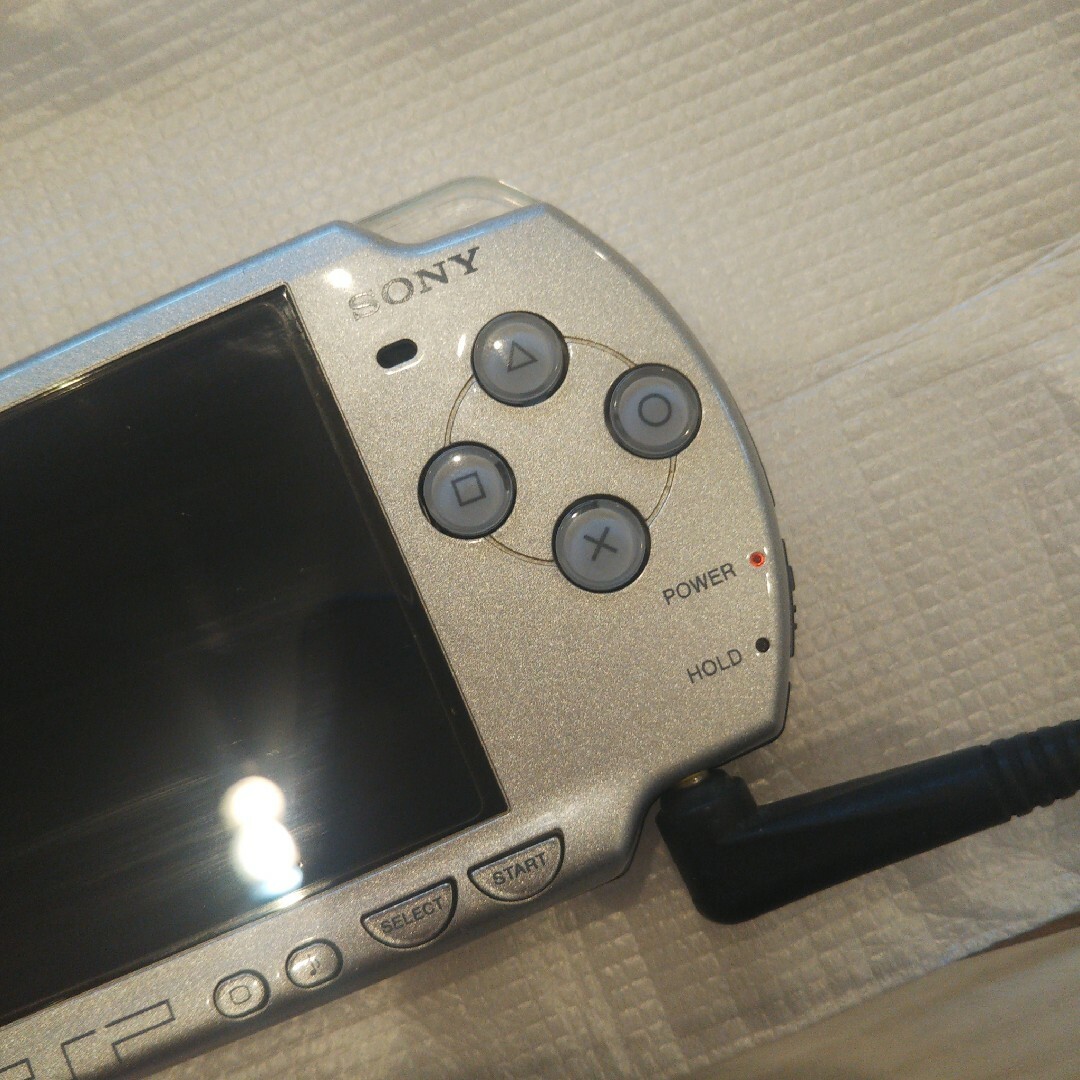 PlayStation Portable(プレイステーションポータブル)の超美品⭐️psp2000本体⭐️シルバー。新品バッテリー、ゲーム、メモリ、充電器 エンタメ/ホビーのゲームソフト/ゲーム機本体(携帯用ゲーム機本体)の商品写真