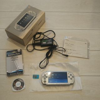 プレイステーションポータブル(PlayStation Portable)の超美品⭐️psp2000本体⭐️シルバー。新品バッテリー、ゲーム、メモリ、充電器(携帯用ゲーム機本体)