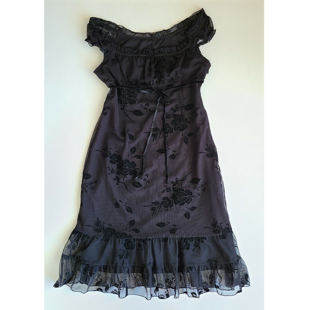 ミディドレス　膝丈ドレス　ブラック　黒　花柄　バラ　リボン　フリル レディースのワンピース(ひざ丈ワンピース)の商品写真