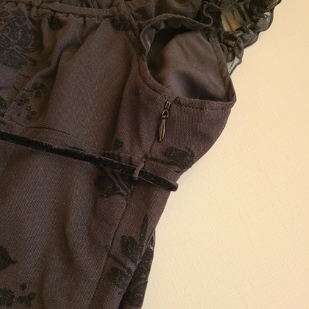 ミディドレス　膝丈ドレス　ブラック　黒　花柄　バラ　リボン　フリル レディースのワンピース(ひざ丈ワンピース)の商品写真