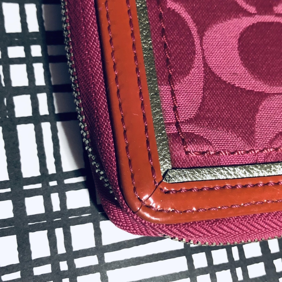 COACH(コーチ)のcoach  二つ折り財布 ピンクロゴ  ラウンドジップ レディースのファッション小物(財布)の商品写真