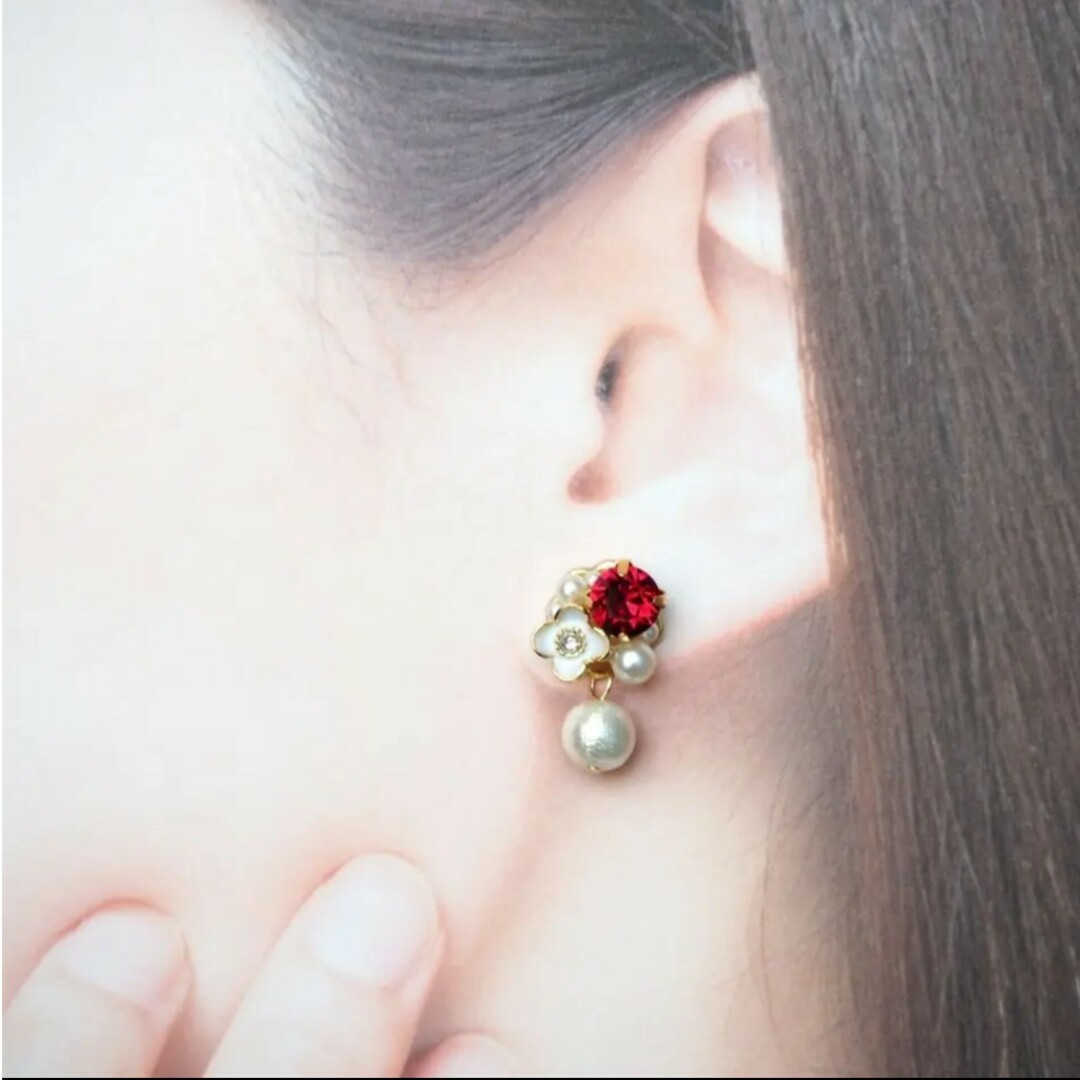 ルビー♡﻿揺れる6mmコットンパールflower bijouピアス レディースのアクセサリー(ピアス)の商品写真