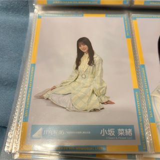 ヒナタザカフォーティーシックス(日向坂46)の小坂菜緒　生写真　座り(アイドルグッズ)