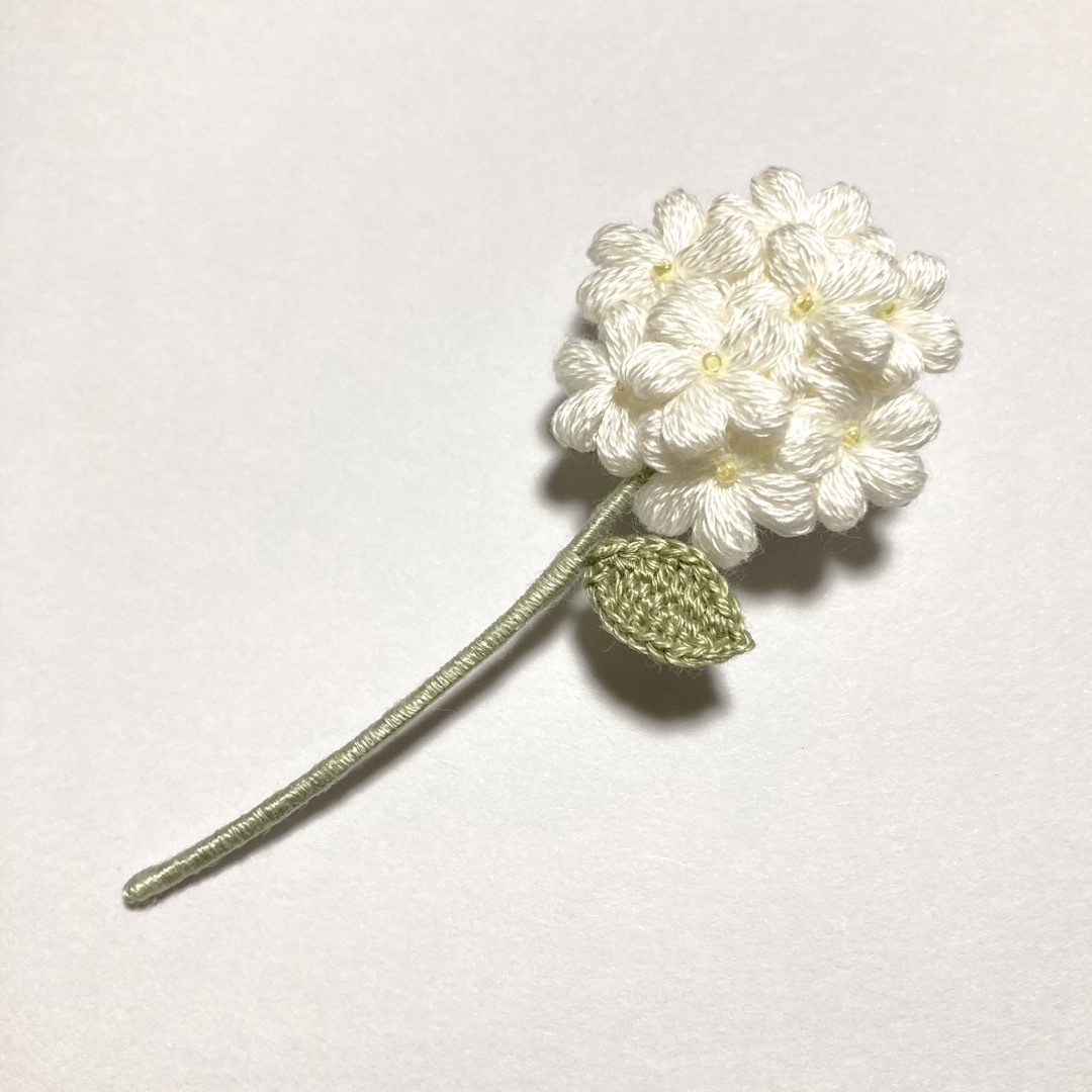 フラワーブローチ＊一輪の花〜ホワイト ハンドメイドのアクセサリー(コサージュ/ブローチ)の商品写真