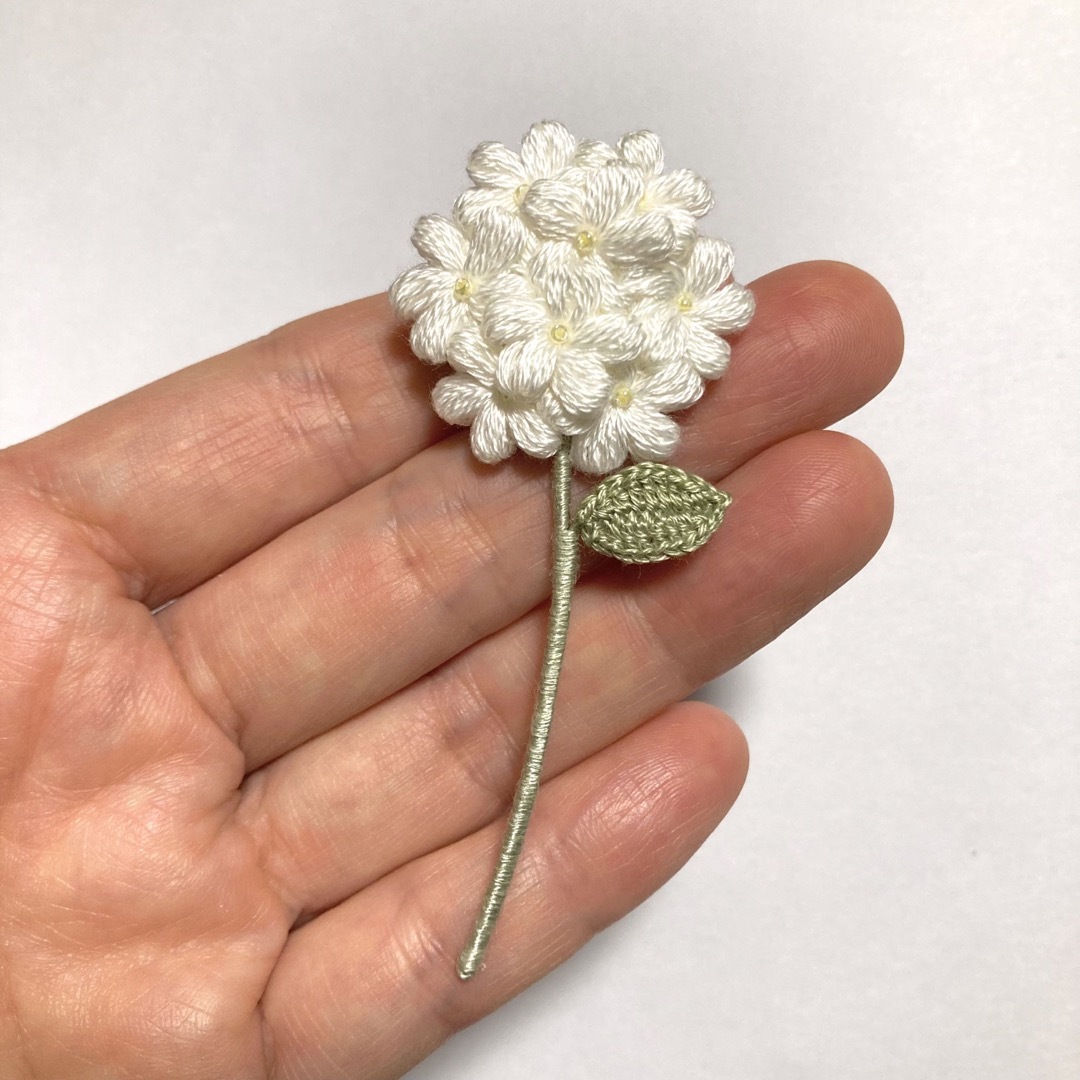 フラワーブローチ＊一輪の花〜ホワイト ハンドメイドのアクセサリー(コサージュ/ブローチ)の商品写真