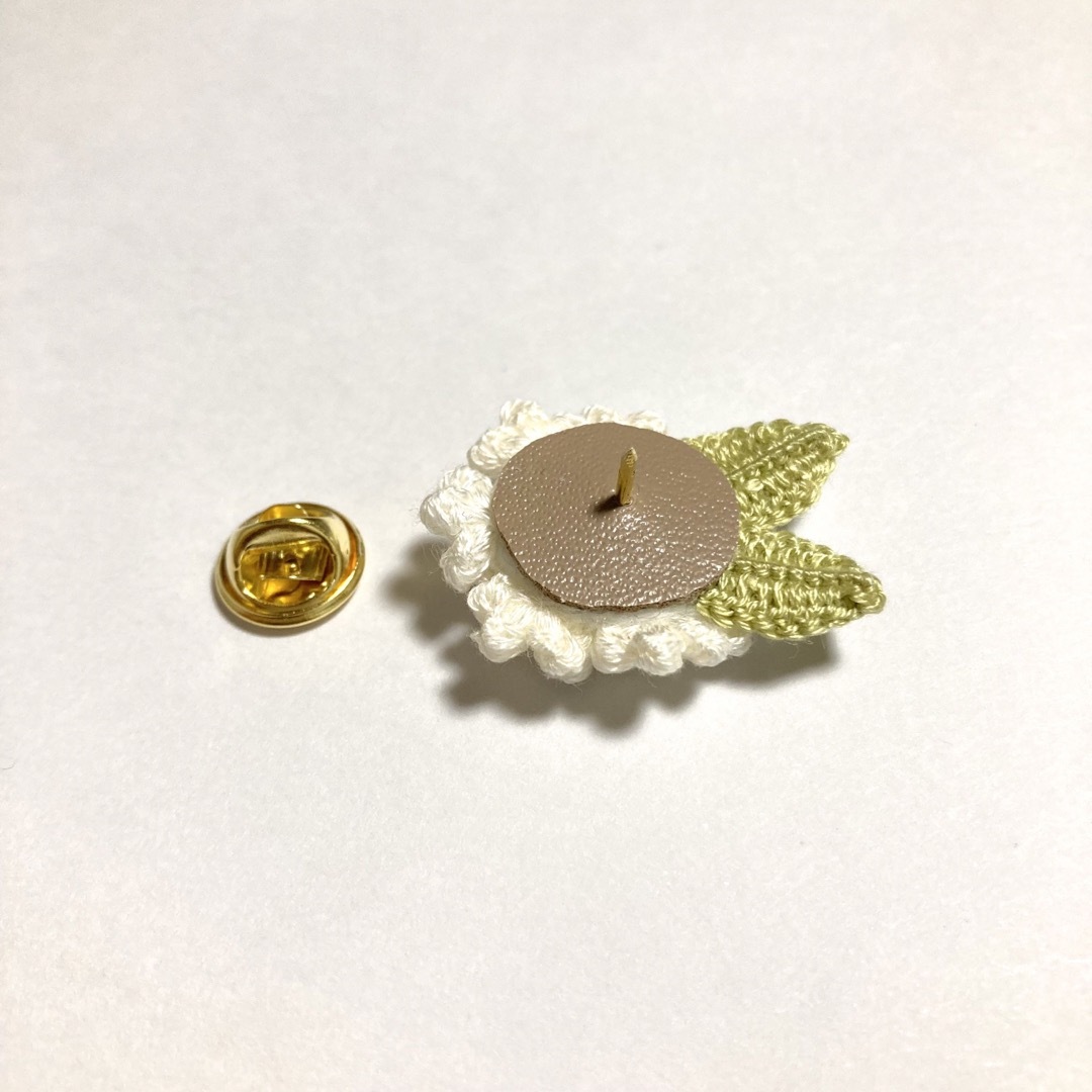 白いお花のタックピン ハンドメイドのアクセサリー(コサージュ/ブローチ)の商品写真
