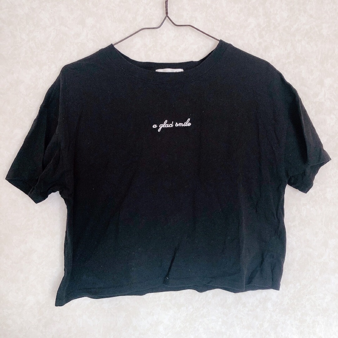 黒 半袖Tシャツ ロゴ シンプル モノトーン 短丈 クロップド レディースのトップス(Tシャツ(半袖/袖なし))の商品写真