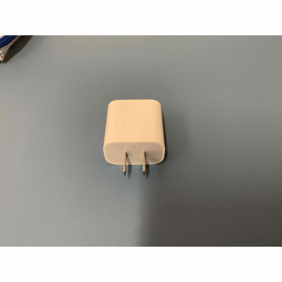 Apple純正　A1720 USB-C 18w スマホ/家電/カメラのスマートフォン/携帯電話(バッテリー/充電器)の商品写真