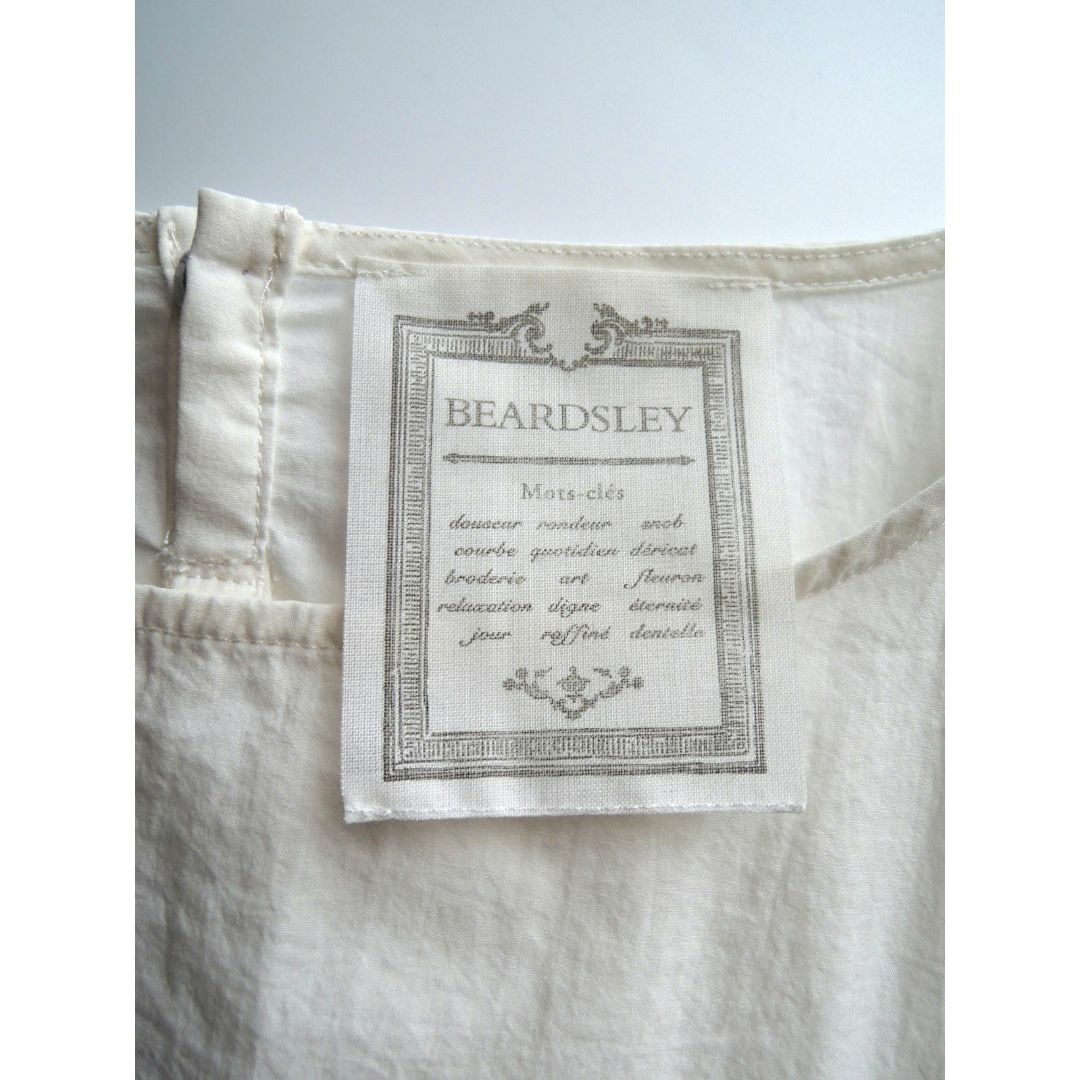 BEARDSLEY(ビアズリー)の新品 ビアズリー BEARDSLEY シャツTシャツ＊白 レディースのトップス(シャツ/ブラウス(長袖/七分))の商品写真