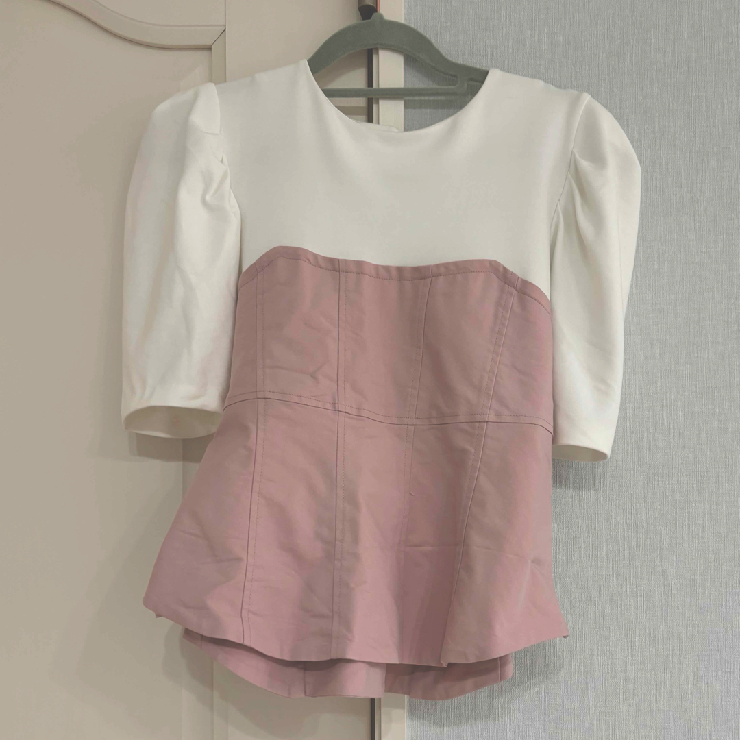 Lily Brown(リリーブラウン)のリリーブラウン　コルセットドッキングTシャツ レディースのトップス(シャツ/ブラウス(半袖/袖なし))の商品写真