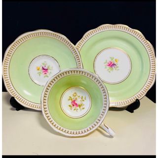 ロイヤルアルバート(ROYAL ALBERT)のロイヤルアルバート  エメラルドグリーン　ピンクの薔薇　アンティーク　トリオ(食器)