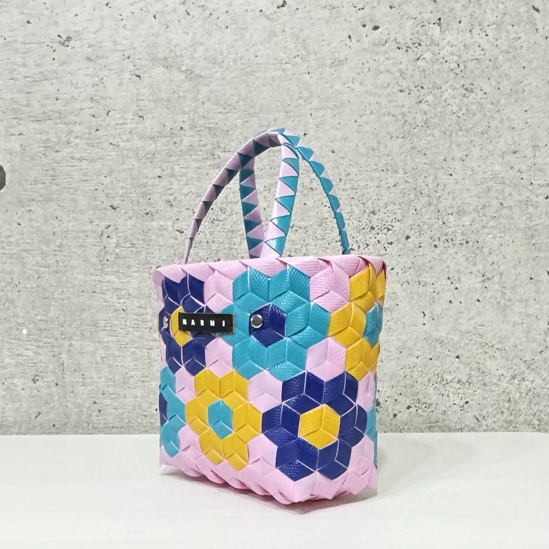 Marni(マルニ)の新品　マルニマーケット　サンフラワー　マイクロミニバスケット　ウーブン　ピンク花 レディースのバッグ(かごバッグ/ストローバッグ)の商品写真