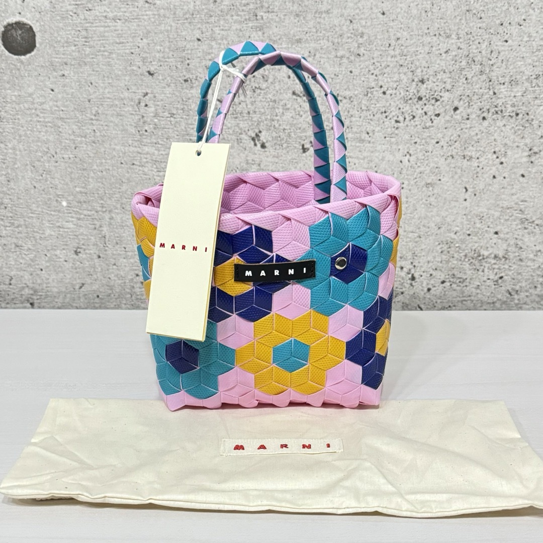 Marni(マルニ)の新品　マルニマーケット　サンフラワー　マイクロミニバスケット　ウーブン　ピンク花 レディースのバッグ(かごバッグ/ストローバッグ)の商品写真