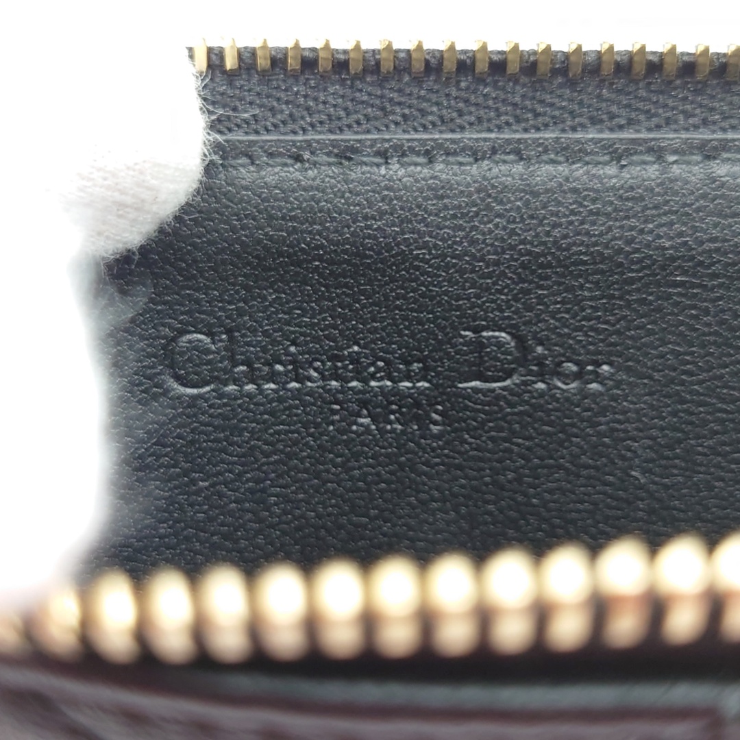 Christian Dior(クリスチャンディオール)のディオール Dior DIOR ジップ カードホルダー 財布 レディディオール カナージュ 格子柄 ステッチ 取り外しロゴチャーム コンパクト ミニ ジップ付きコンパートメント シンプル 無地 四角 シック ブラック ゴールド金具 ラムスキン  レディース 【中古 ABランク】☆送料無料☆ 当店通常価格54800円 レディースのファッション小物(財布)の商品写真