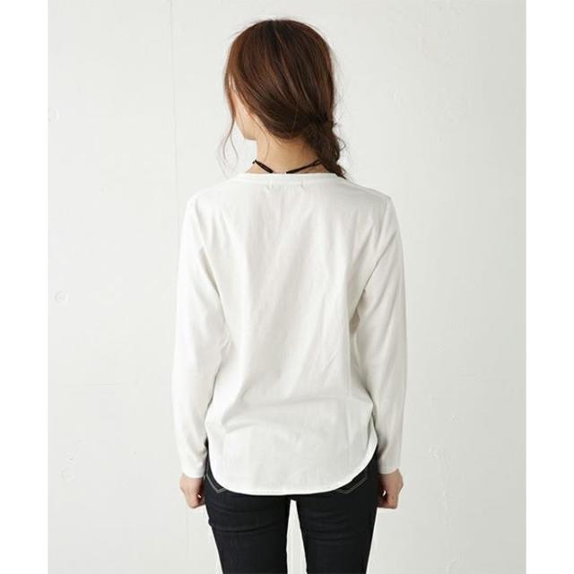 AZUL by moussy(アズールバイマウジー)の送料込 新品 AZUL by moussy ロックロンT WT 3,439円を レディースのトップス(Tシャツ(長袖/七分))の商品写真