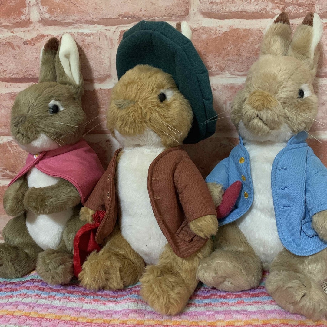 PETER RABBIT（TM）(ピーターラビット)のピーターラビット　ぬいぐるみ　3点セット エンタメ/ホビーのおもちゃ/ぬいぐるみ(キャラクターグッズ)の商品写真