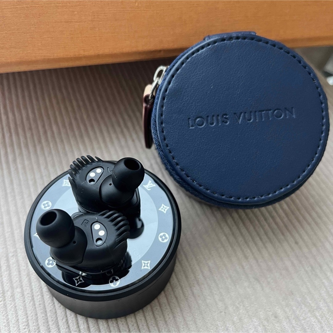 LOUIS VUITTON(ルイヴィトン)のLOUISVUITTONルイヴィトン　ワイヤレスイヤホン　Bluetooth スマホ/家電/カメラのオーディオ機器(ヘッドフォン/イヤフォン)の商品写真