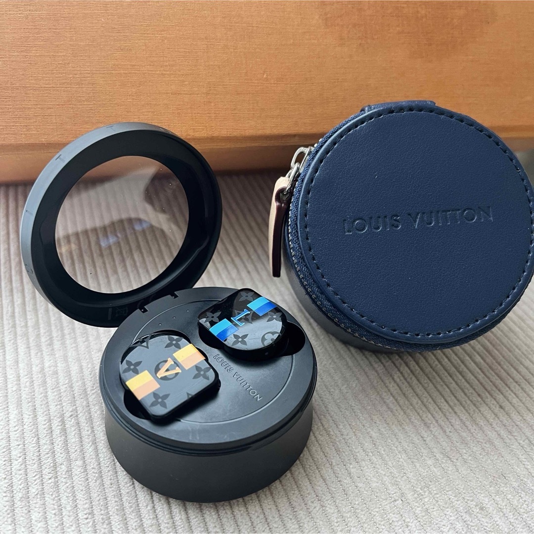 LOUIS VUITTON(ルイヴィトン)のLOUISVUITTONルイヴィトン　ワイヤレスイヤホン　Bluetooth スマホ/家電/カメラのオーディオ機器(ヘッドフォン/イヤフォン)の商品写真