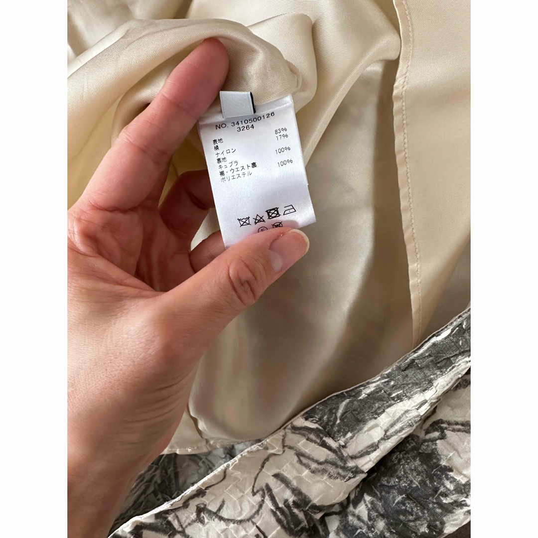 ebure(エブール)のebure シュリンクフラワースカート レディースのスカート(ロングスカート)の商品写真