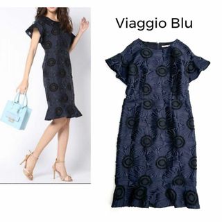 VIAGGIO BLU - ビアッジョブルー＊桐生カットジャカードフリル使いワンピース　ネイビー　フラワー