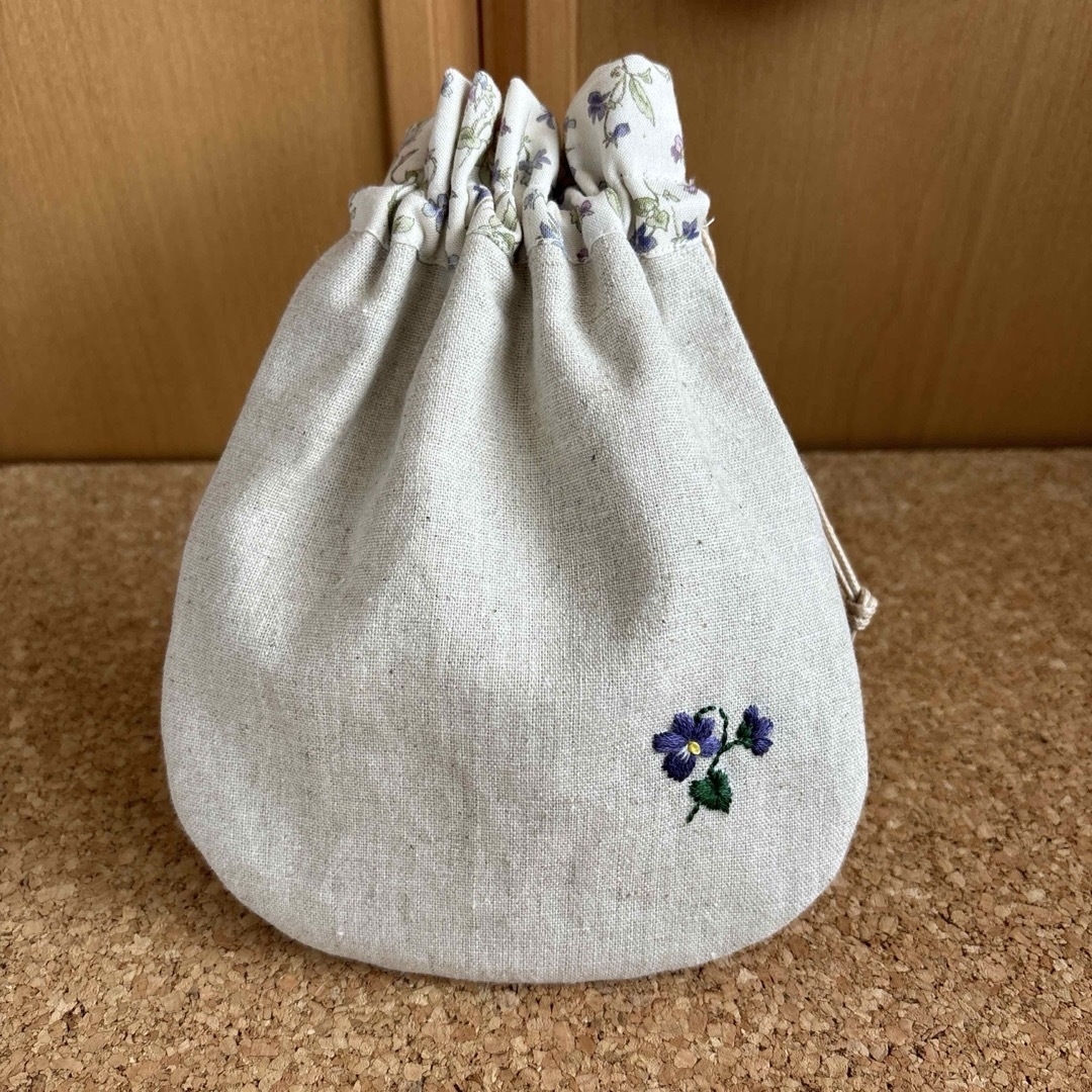 すみれ刺繍　巾着ポーチ　ハンドメイド ハンドメイドのファッション小物(ポーチ)の商品写真