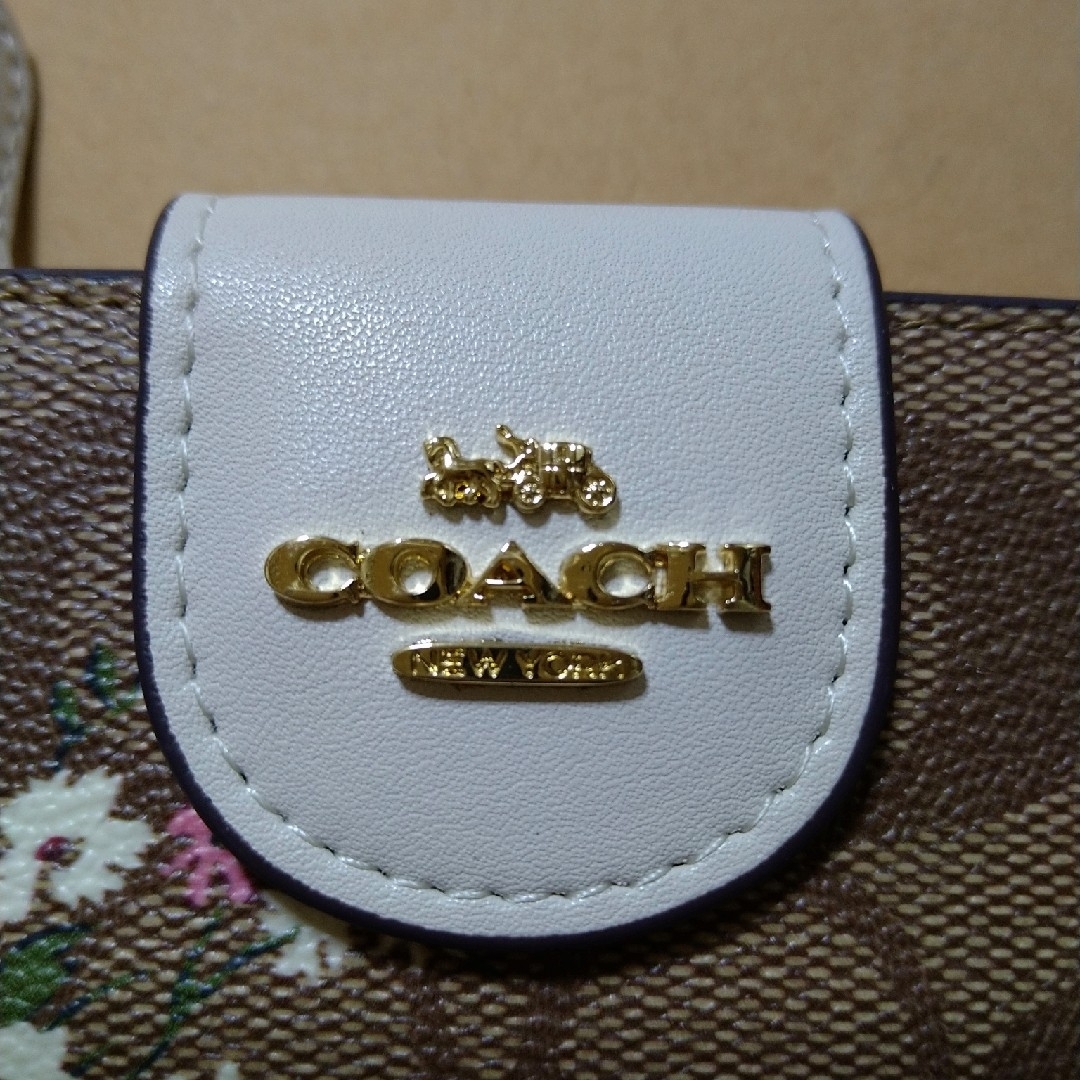 COACH(コーチ)のCOACHコーチレディース二つ折り財布　未使用　花柄 レディースのファッション小物(財布)の商品写真