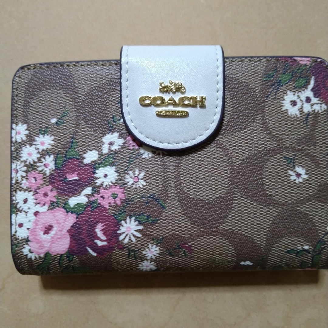 COACH(コーチ)のCOACHコーチレディース二つ折り財布　未使用　花柄 レディースのファッション小物(財布)の商品写真