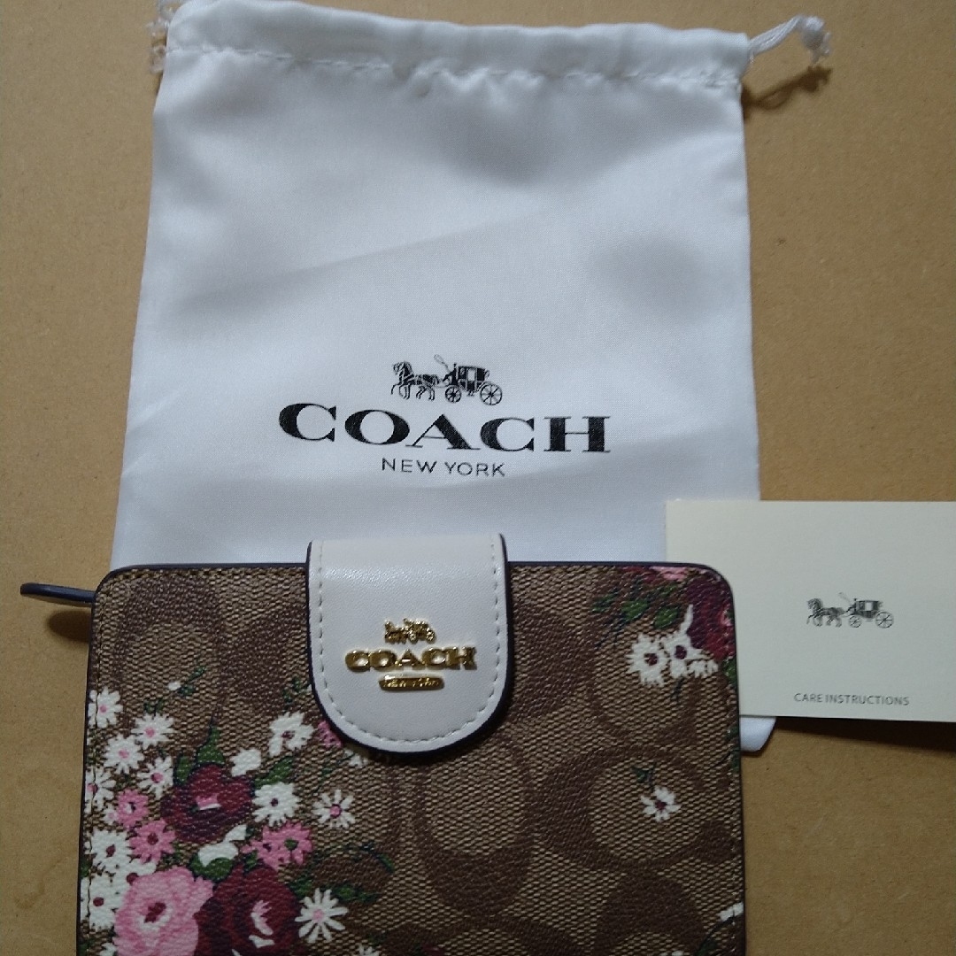 COACH(コーチ)のCOACHコーチレディース二つ折り財布　未使用　花柄 レディースのファッション小物(財布)の商品写真