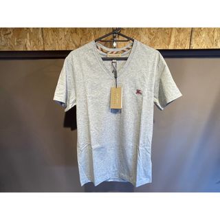 バーバリー(BURBERRY)の〈新品タグ付き〉Burberry 半袖 Vネック ホース ロゴTシャツ サイズL(Tシャツ/カットソー(半袖/袖なし))