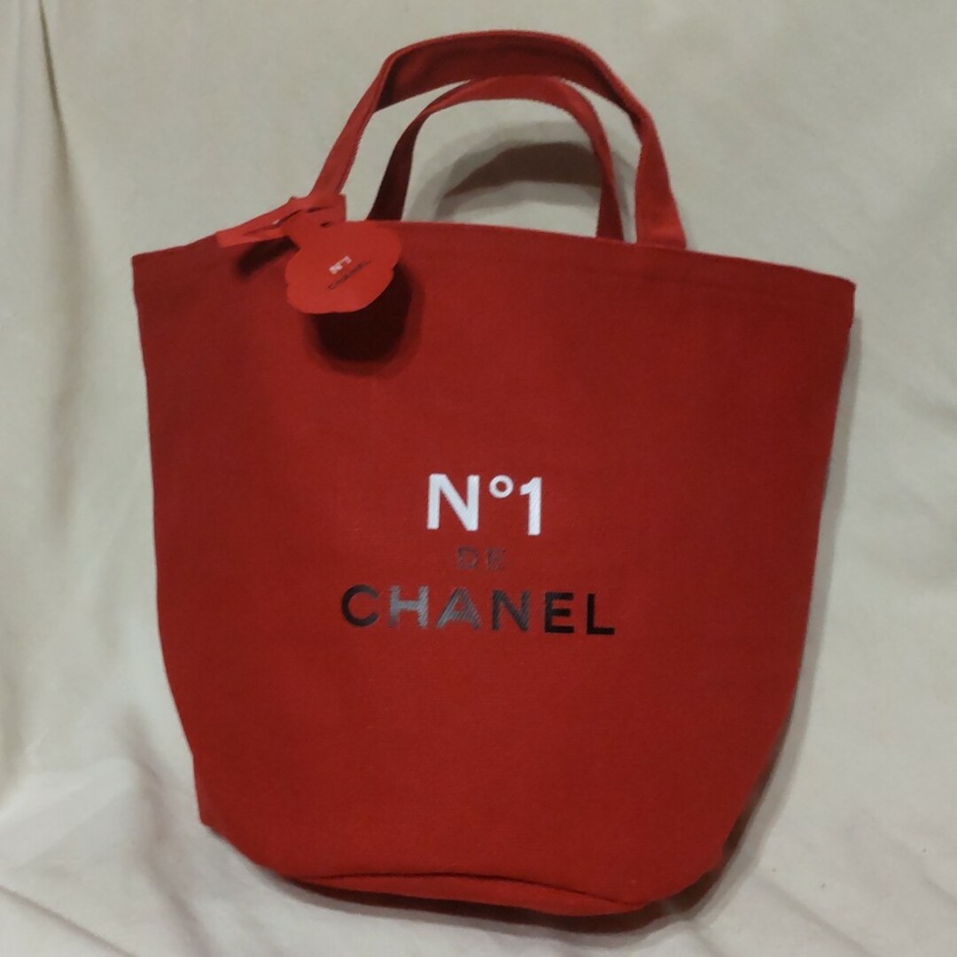 CHANEL(シャネル)のシャネル  トートバッグ　赤　ノベルティ レディースのバッグ(トートバッグ)の商品写真