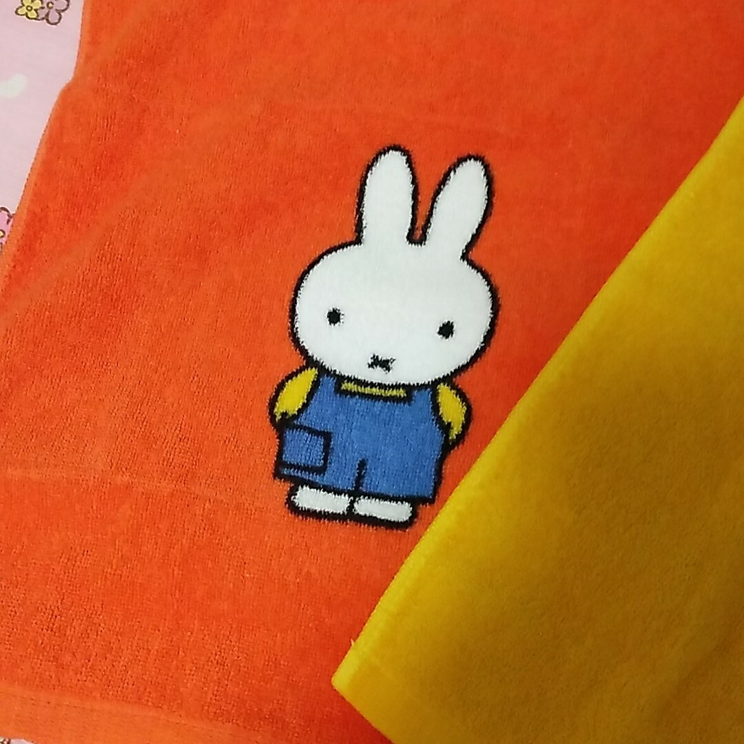 miffy(ミッフィー)のブルーナ　ミッフィー　ハンドタオル　2枚　未使用品 インテリア/住まい/日用品の日用品/生活雑貨/旅行(タオル/バス用品)の商品写真