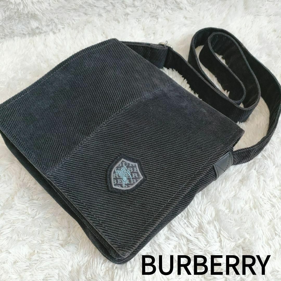 BURBERRY(バーバリー)の【希少】バーバリー コーデュロイ ショルダーバッグ ホースマーク フラップ 黒 メンズのバッグ(ショルダーバッグ)の商品写真