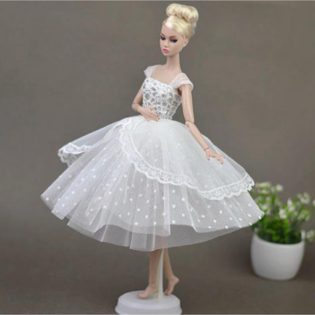 ホワイトの可愛く豪華なショートドレス♡バービーちゃん・リカちゃん・お人形さん用 ハンドメイドのぬいぐるみ/人形(人形)の商品写真
