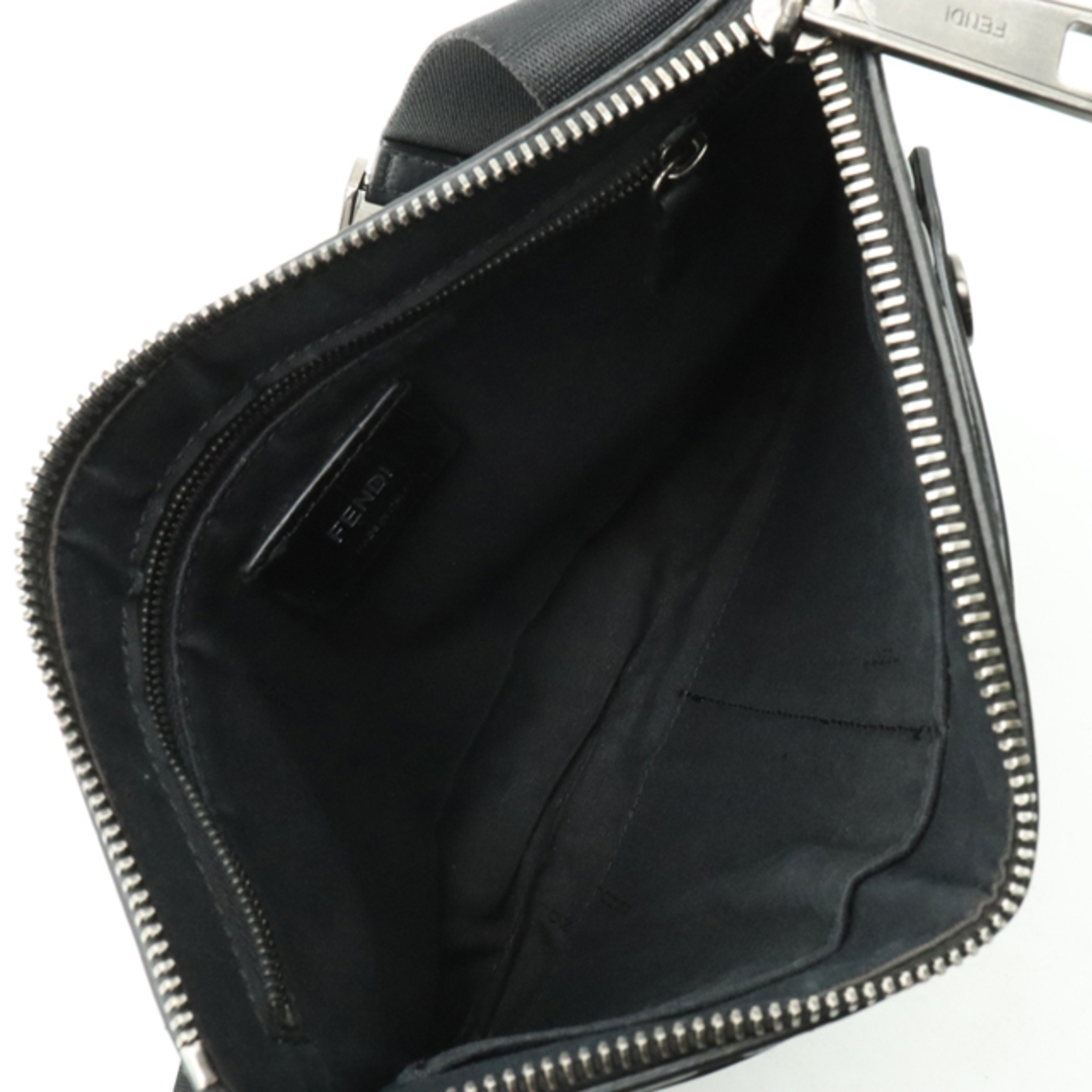 FENDI(フェンディ)のフェンディ FFロゴ エンボス ショルダーバッグ （12380357） メンズのバッグ(ショルダーバッグ)の商品写真