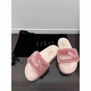 フェンティ(FENTY)のFENTY PUMA ファー ベナッシ(サンダル)