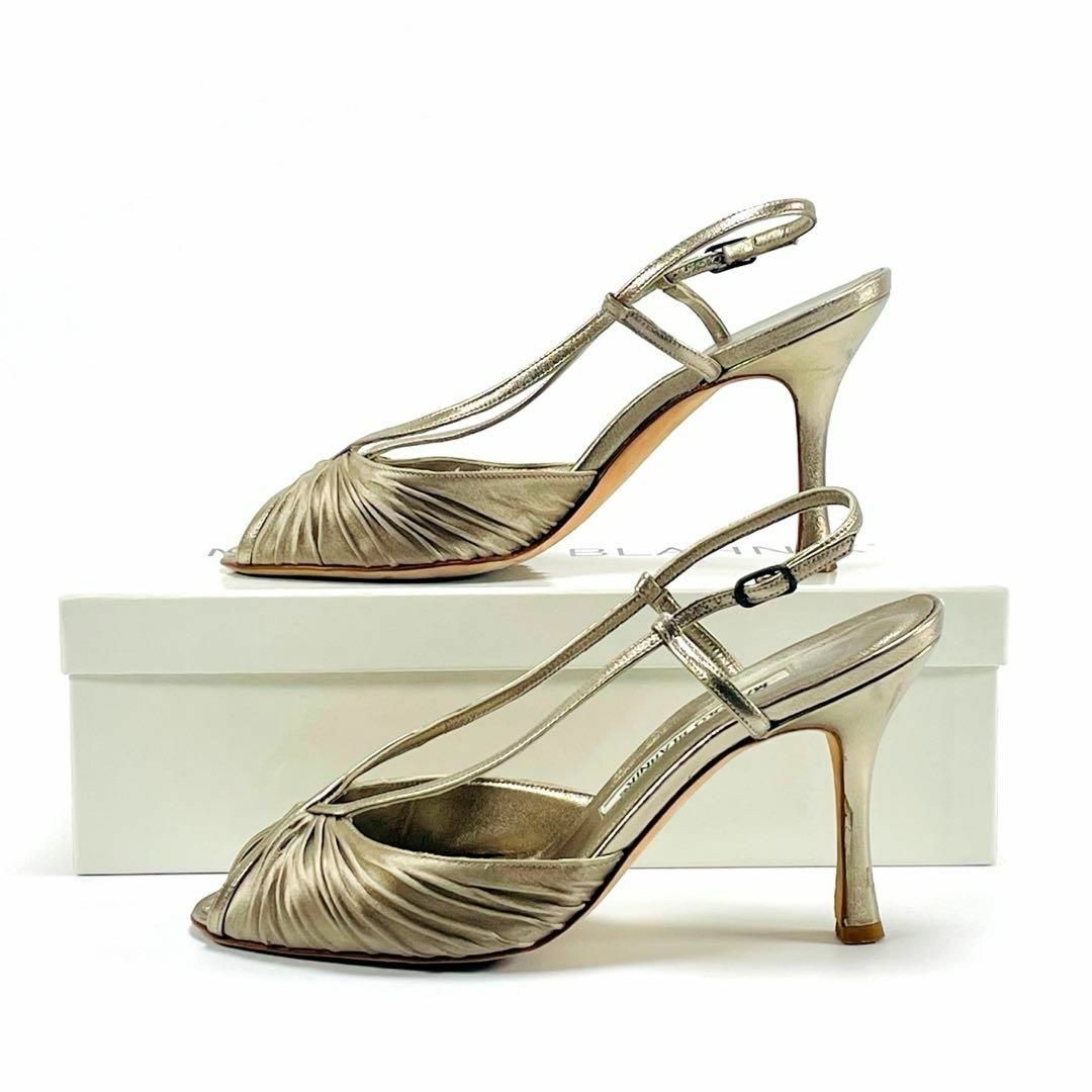 MANOLO BLAHNIK(マノロブラニク)のマノロブラニク ギャザー サンダル パーティーシューズ ゴールド 23.5cm レディースの靴/シューズ(サンダル)の商品写真