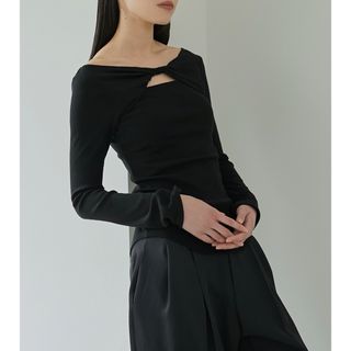 ルシェルブルー(LE CIEL BLEU)の24SS 今季美品　ルシェルブルー　オフショルダージャージトップ　黒　36(カットソー(長袖/七分))