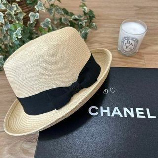 シャネル(CHANEL)のCHANEᏞ　シャネル　ココマーク付リボンストローハット　M　麦わら帽子(麦わら帽子/ストローハット)