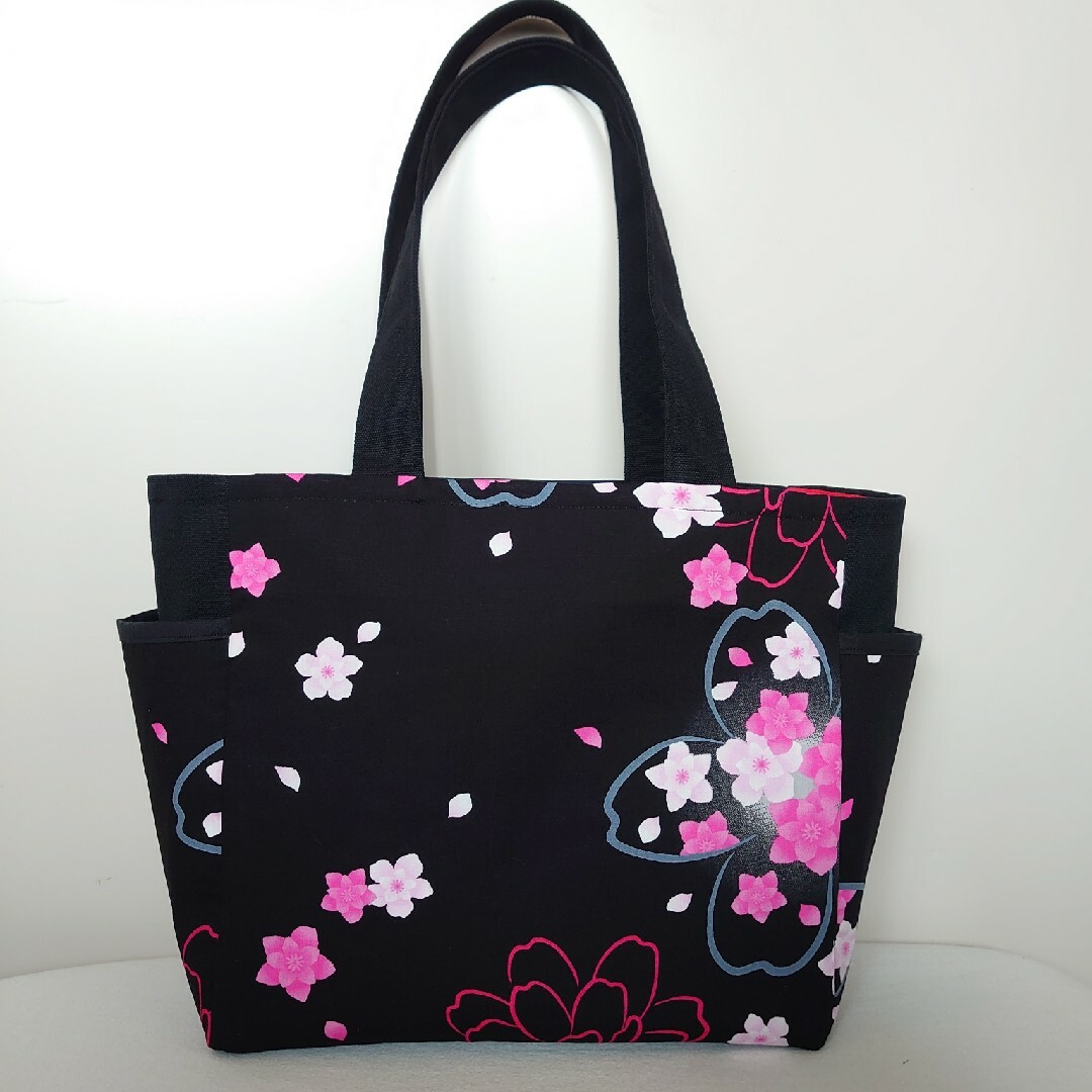 桜にバラ　サイドポケット　肩掛けトートバッグ　ハンドメイド ハンドメイドのファッション小物(バッグ)の商品写真